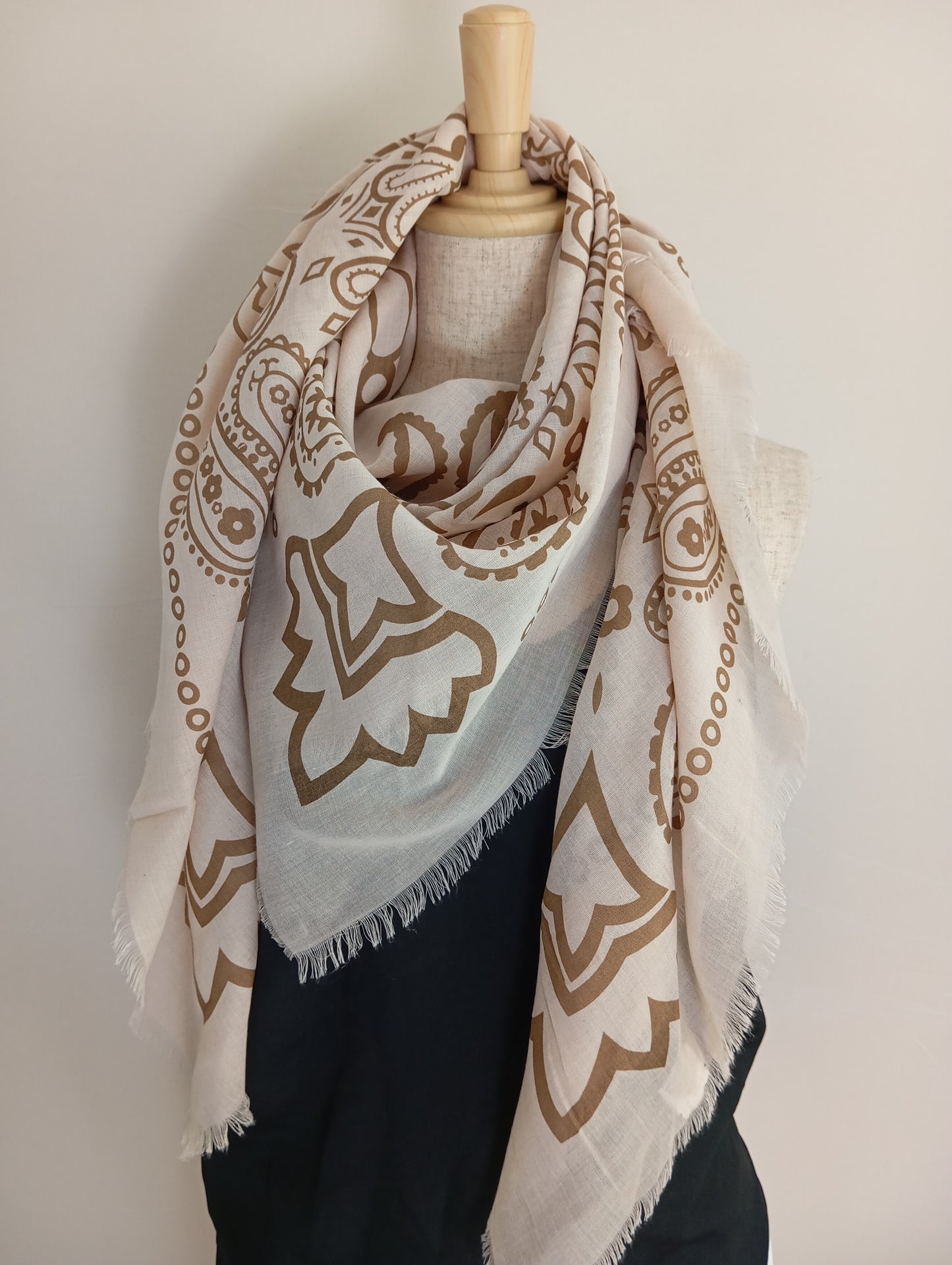 Grand Carré 120 cm Style Bandana Moderne – Motif Graphique Maorie Unisexe