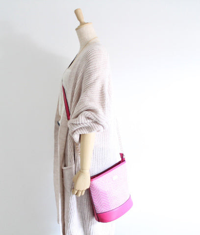*Sac bandoulière en maille x simili cuir avec chaîne