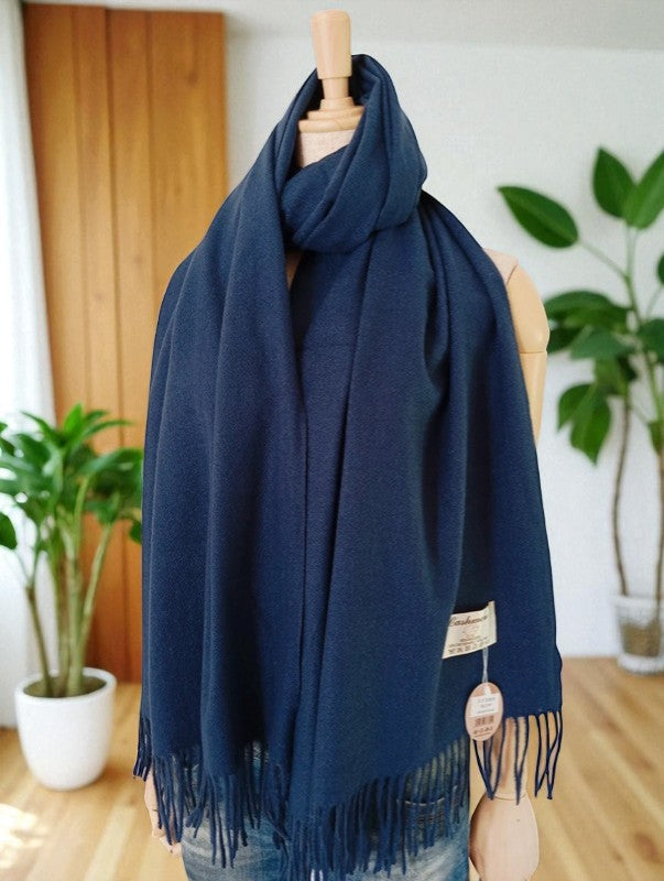 Mannequin portant étole cachemire Paris Dressing au cou - Style élégant écharpe femme automne hiver 2025