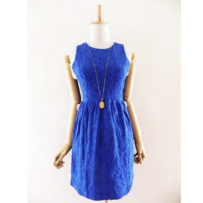 Robe entièrement en dentelle avec fermeture éclair au dos à Paris