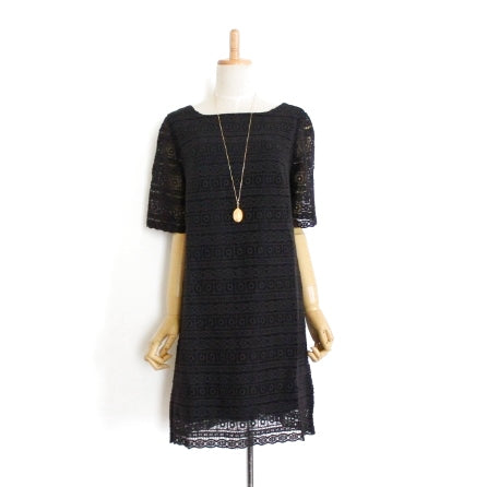 Paris Robe en Dentelle Noire à Coupe Carrée