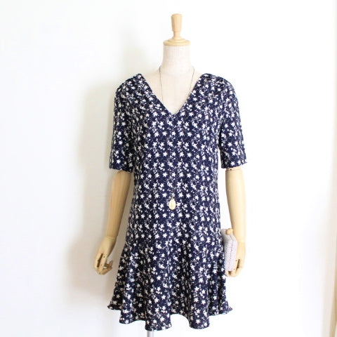 Robe à col en V Circular Hepburn à Paris