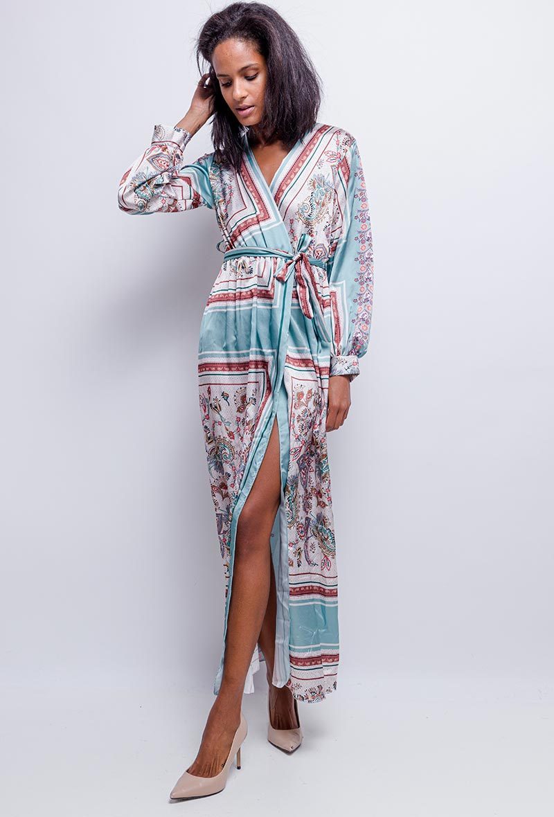 Fabriqué en Italie Robe longue avec impression d'écharpe en satin