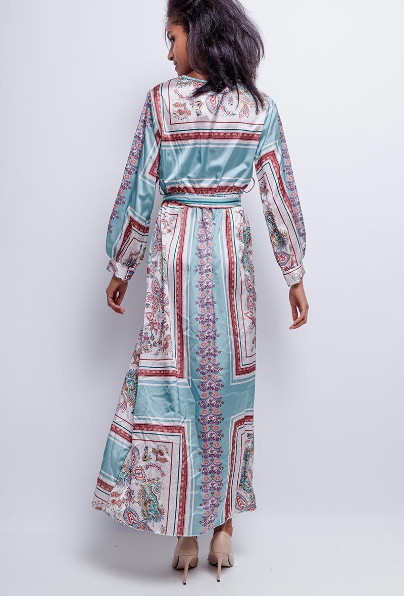 Fabriqué en Italie Robe longue avec impression d'écharpe en satin