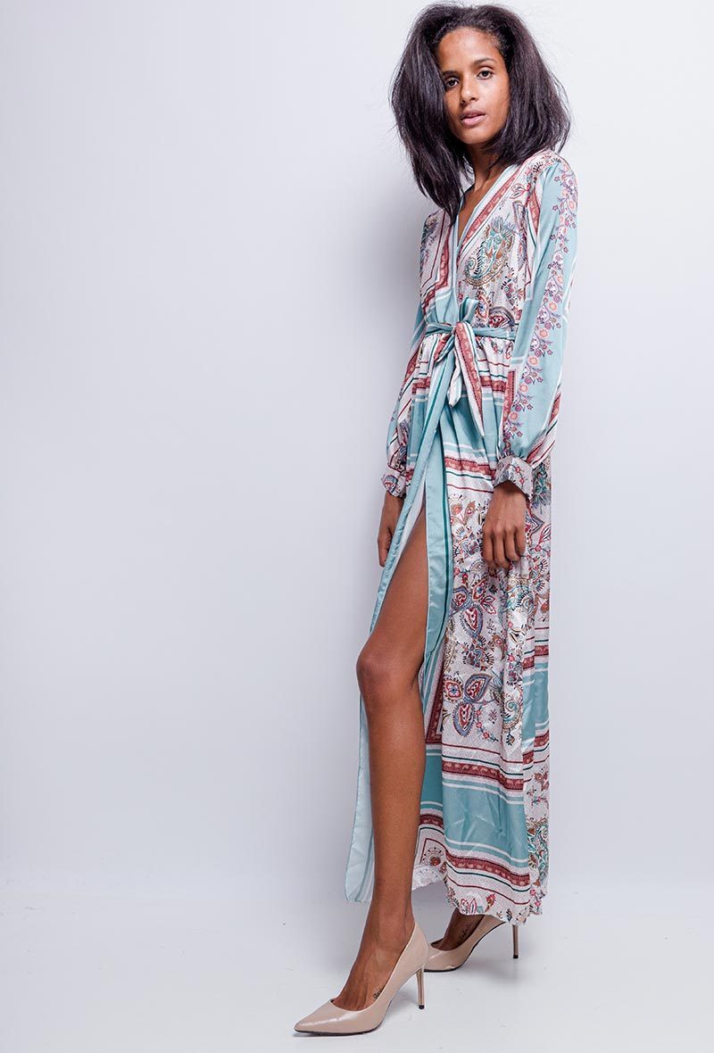 Fabriqué en Italie Robe longue avec impression d'écharpe en satin