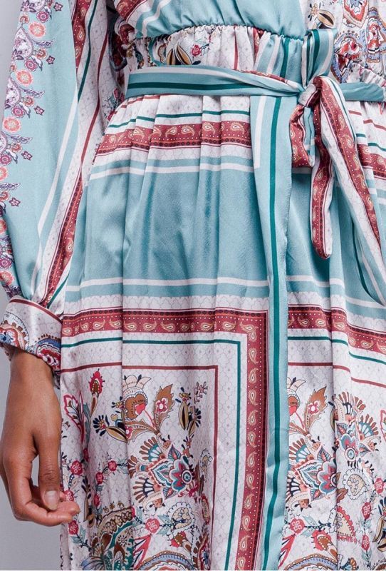 Fabriqué en Italie Robe longue avec impression d'écharpe en satin