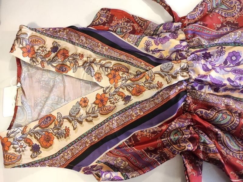 *Fabriqué en Italie Robe longue à ligne évasée avec motif floral paisley