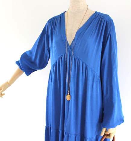 Fabriqué en Italie Robe à volants et drapé en satin
