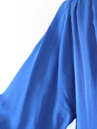 Fabriqué en Italie Robe à volants et drapé en satin