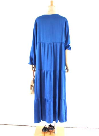 Fabriqué en Italie Robe à volants et drapé en satin