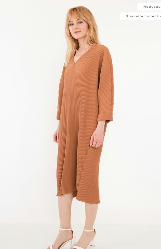 Fabriqué en Italie Robe trapèze à plis et décolleté en V