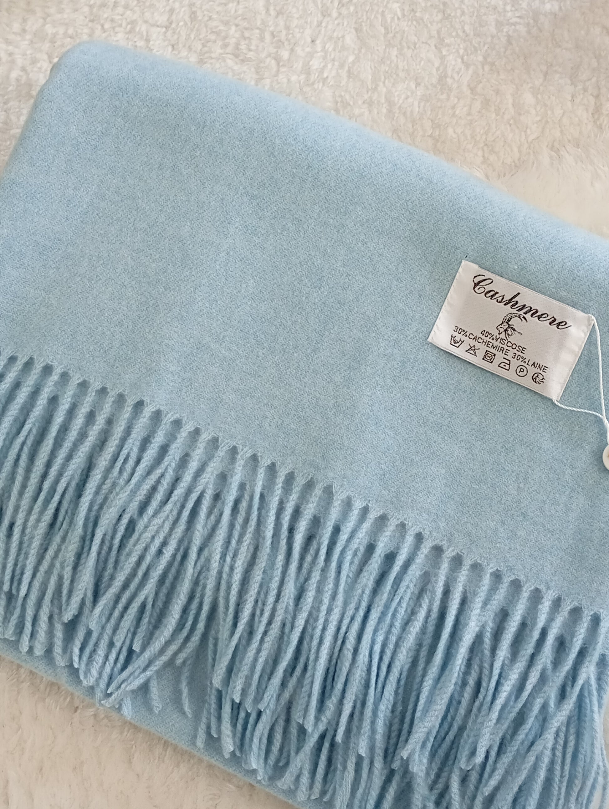 Écharpe en cachemire ciel clair belle et élégante femme – Paris Dressing