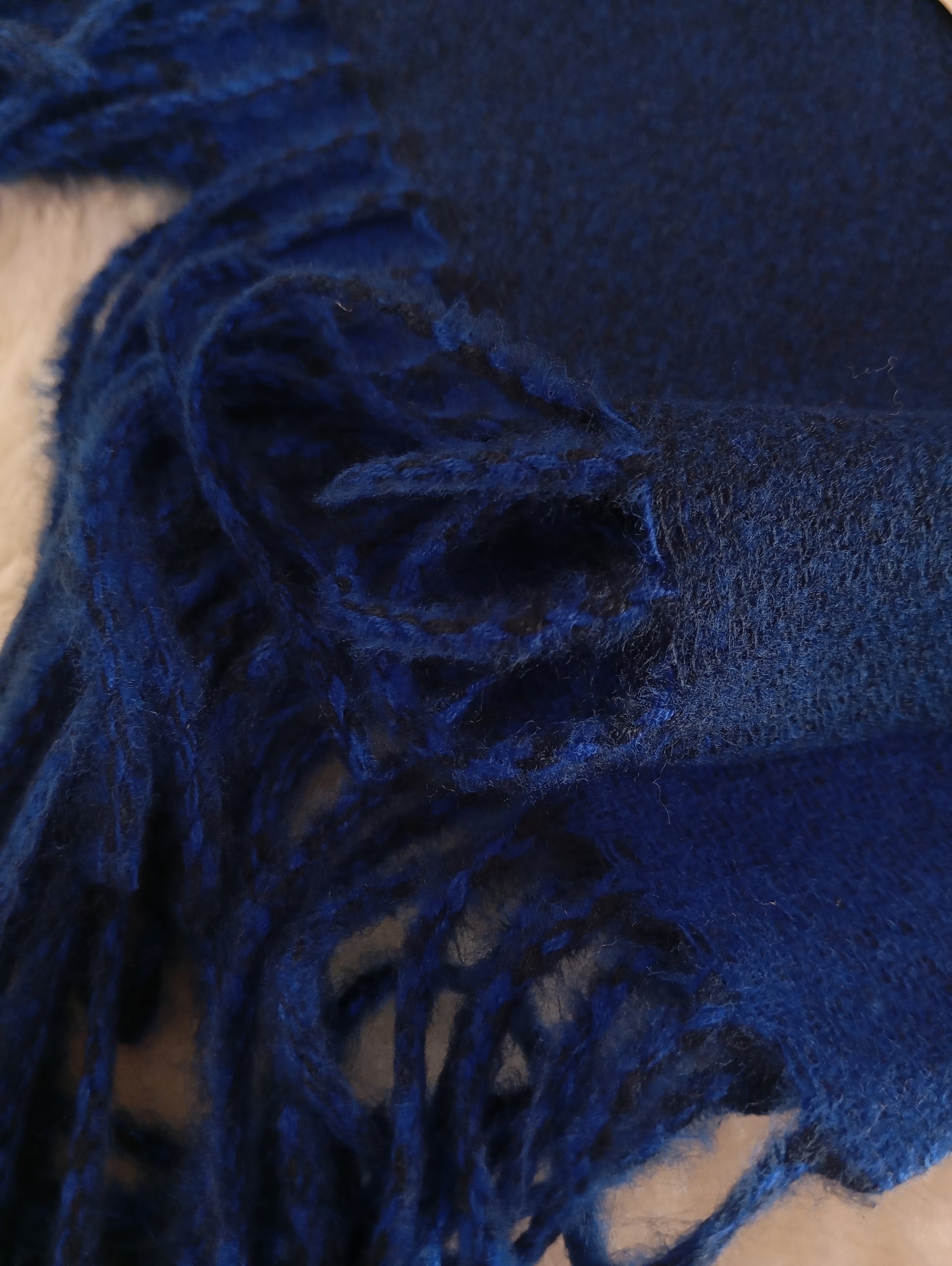 Gros plan de l'écharpe cachemire XXL réversible Blue foncé / Blue Royal, douce et élégante, pour femme & homme | Paris Dressing
