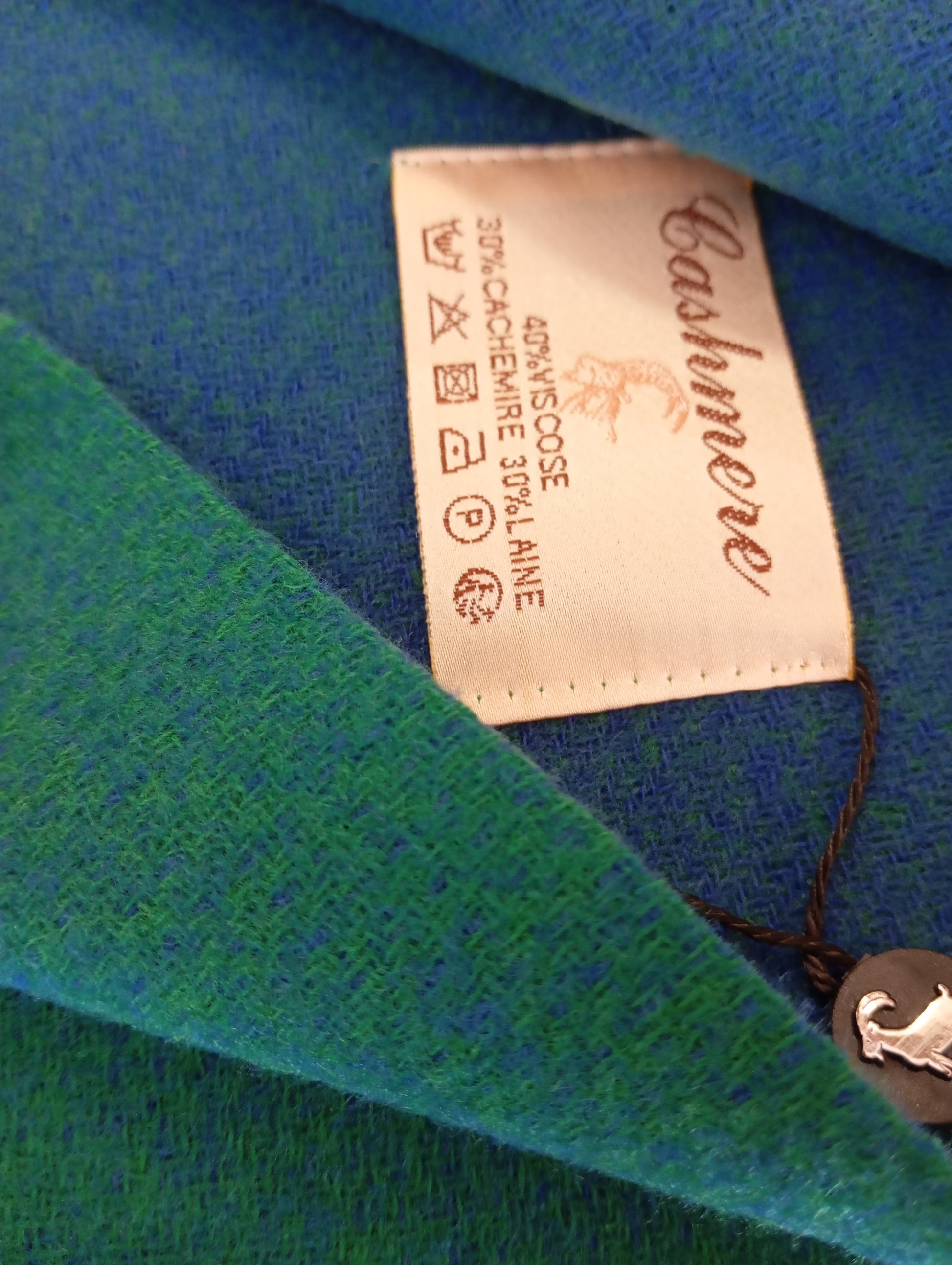Détail de l'écharpe cachemire XXL réversible Blue Paon / Vert, chaude et confortable, parfaite pour bureau et cérémonies | Paris Dressing
