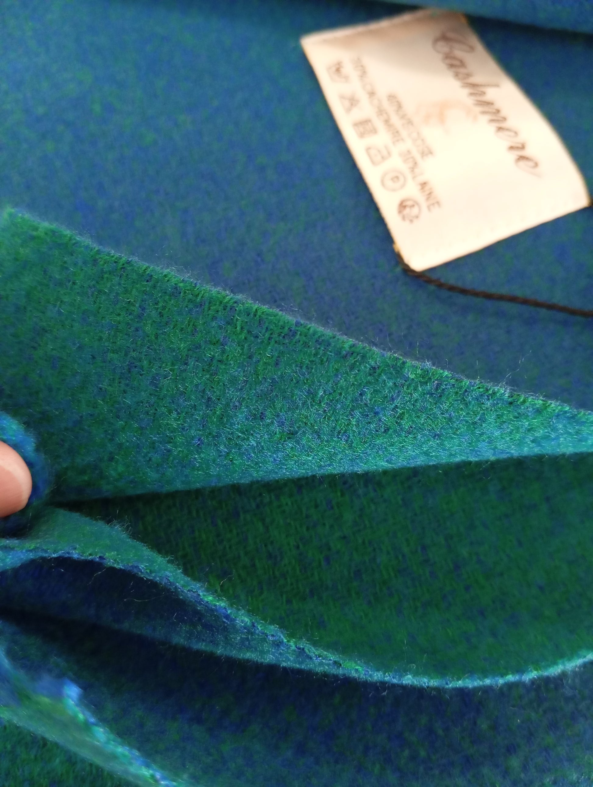 Gros plan de l'écharpe cachemire XXL réversible Blue Paon / Vert, douce et élégante, pour femme & homme | Paris Dressing
