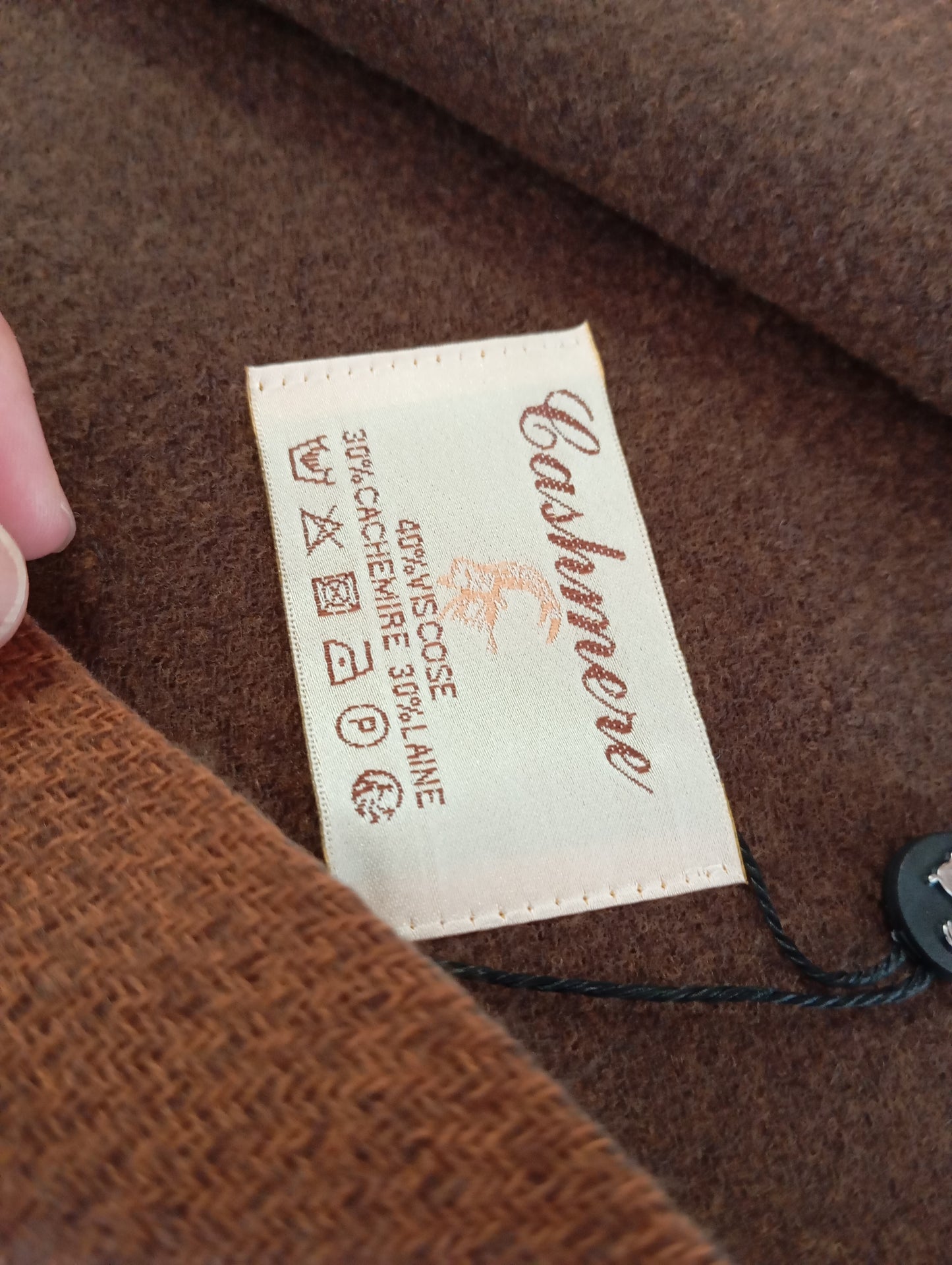 Détail de l'écharpe cachemire XXL réversible Choco Brun / Caramel, chaude et confortable, parfaite pour bureau et cérémonies | Paris Dressing
