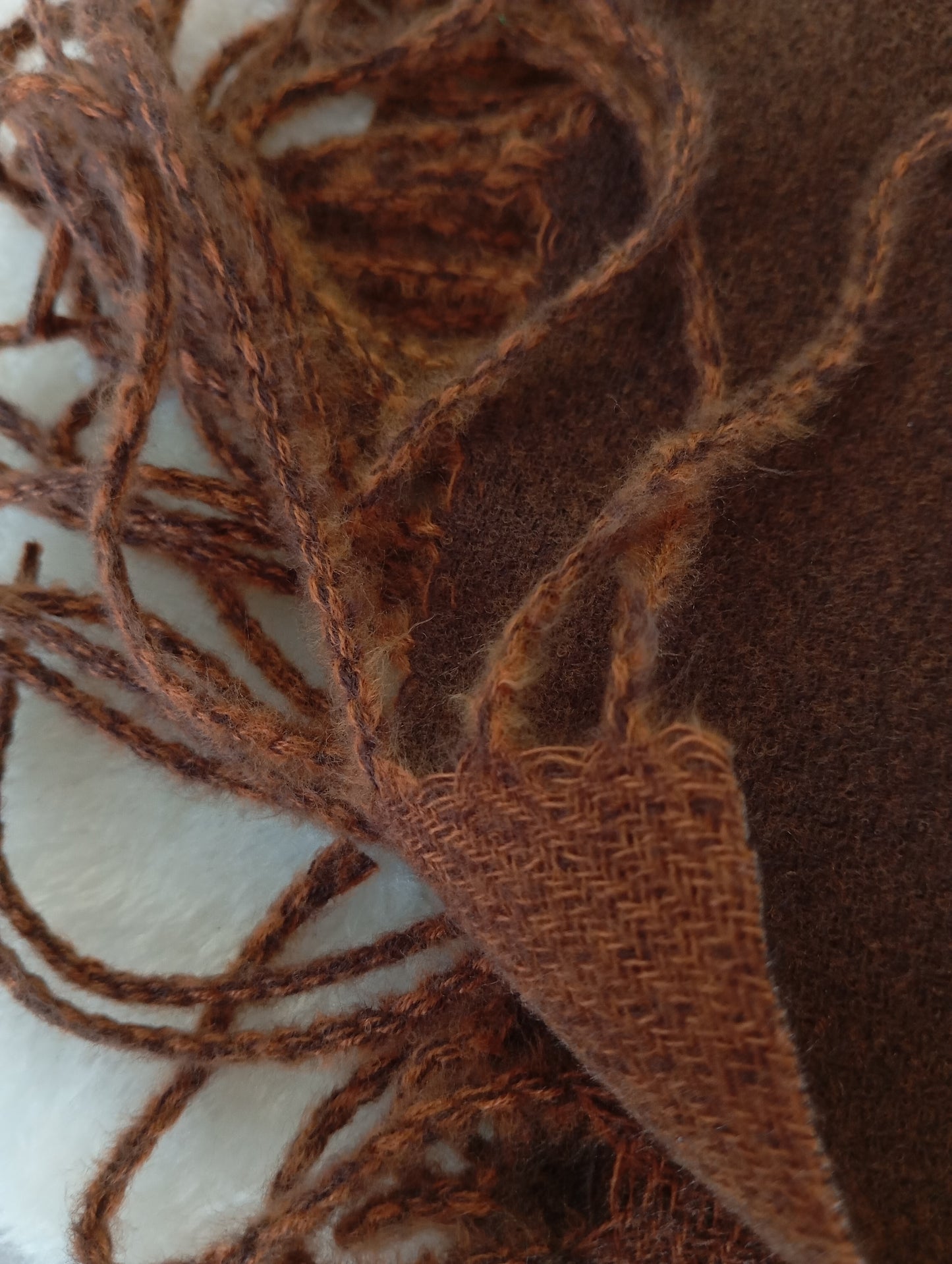 Gros plan de l'écharpe cachemire XXL réversible Choco Brun / Caramel, douce et élégante, pour femme & homme | Paris Dressing

