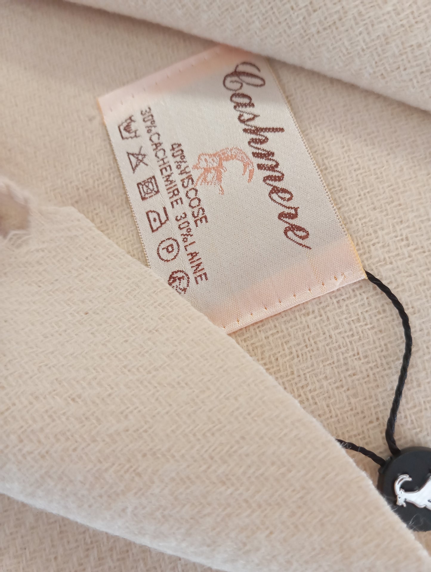 Détail de l'écharpe cachemire XXL réversible Cream / Ecru, chaude et confortable, parfaite pour bureau et cérémonies | Paris Dressing
