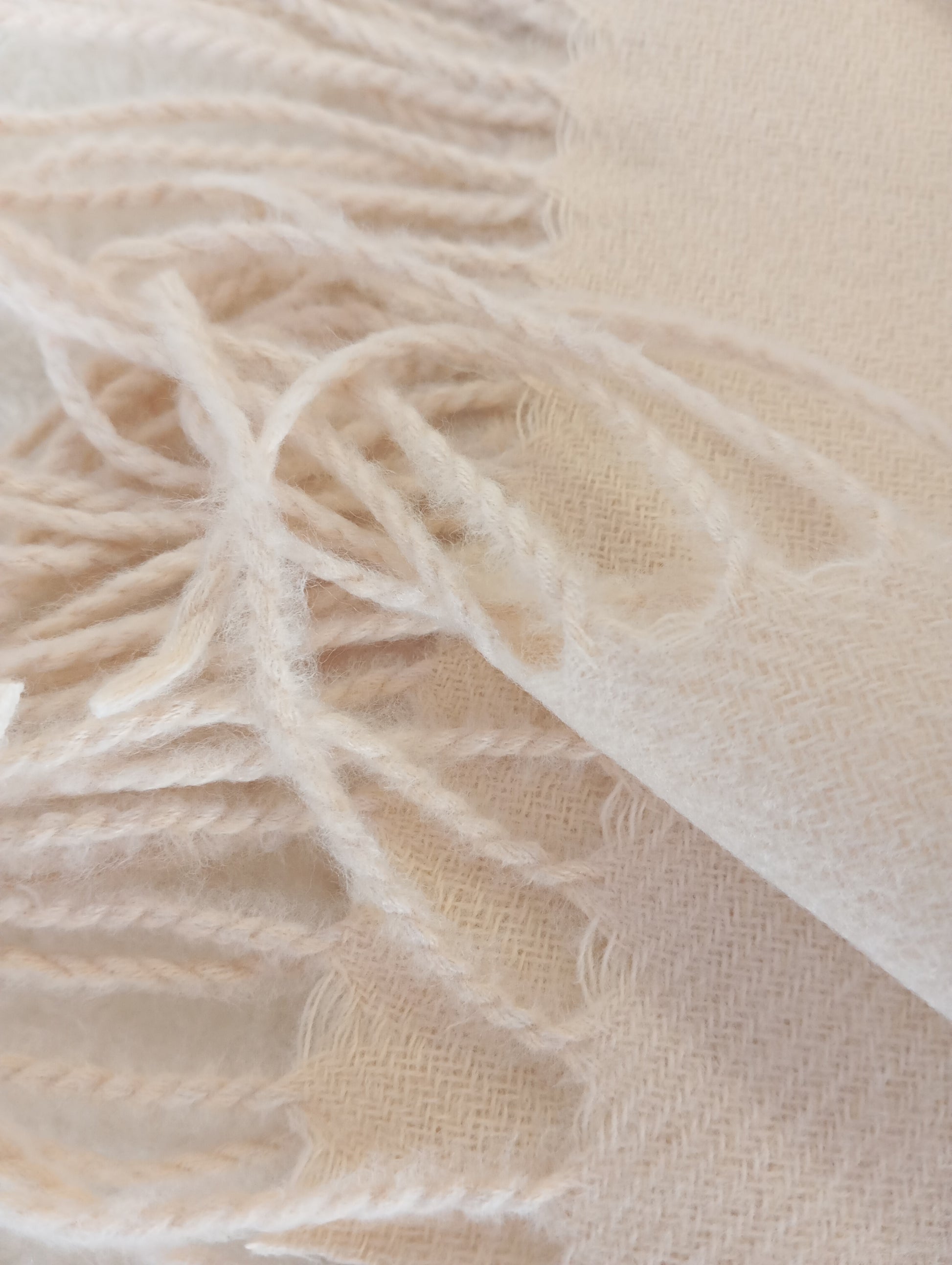Gros plan de l'écharpe cachemire XXL réversible Cream / Ecru, douce et élégante, pour femme & homme | Paris Dressing
