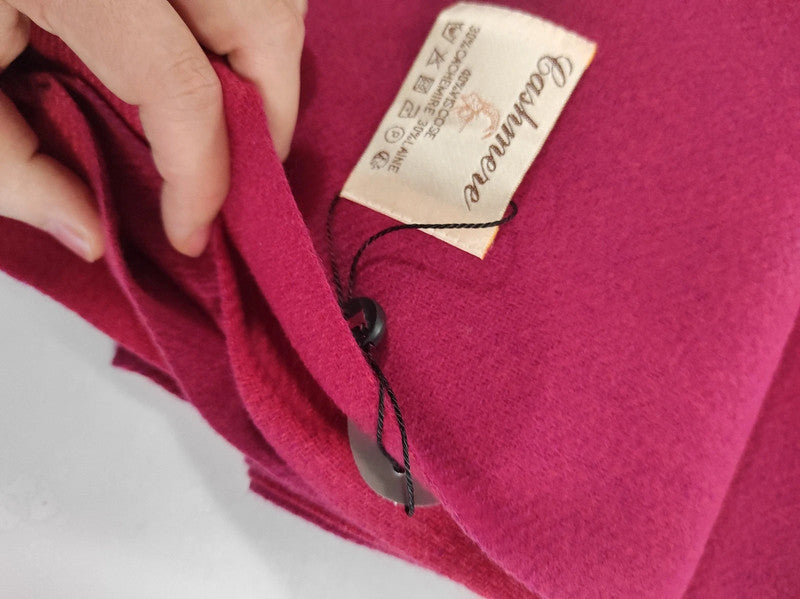 Détail de l'écharpe cachemire XXL réversible Fushia / Magenta, chaude et confortable, parfaite pour bureau et cérémonies | Paris Dressing
