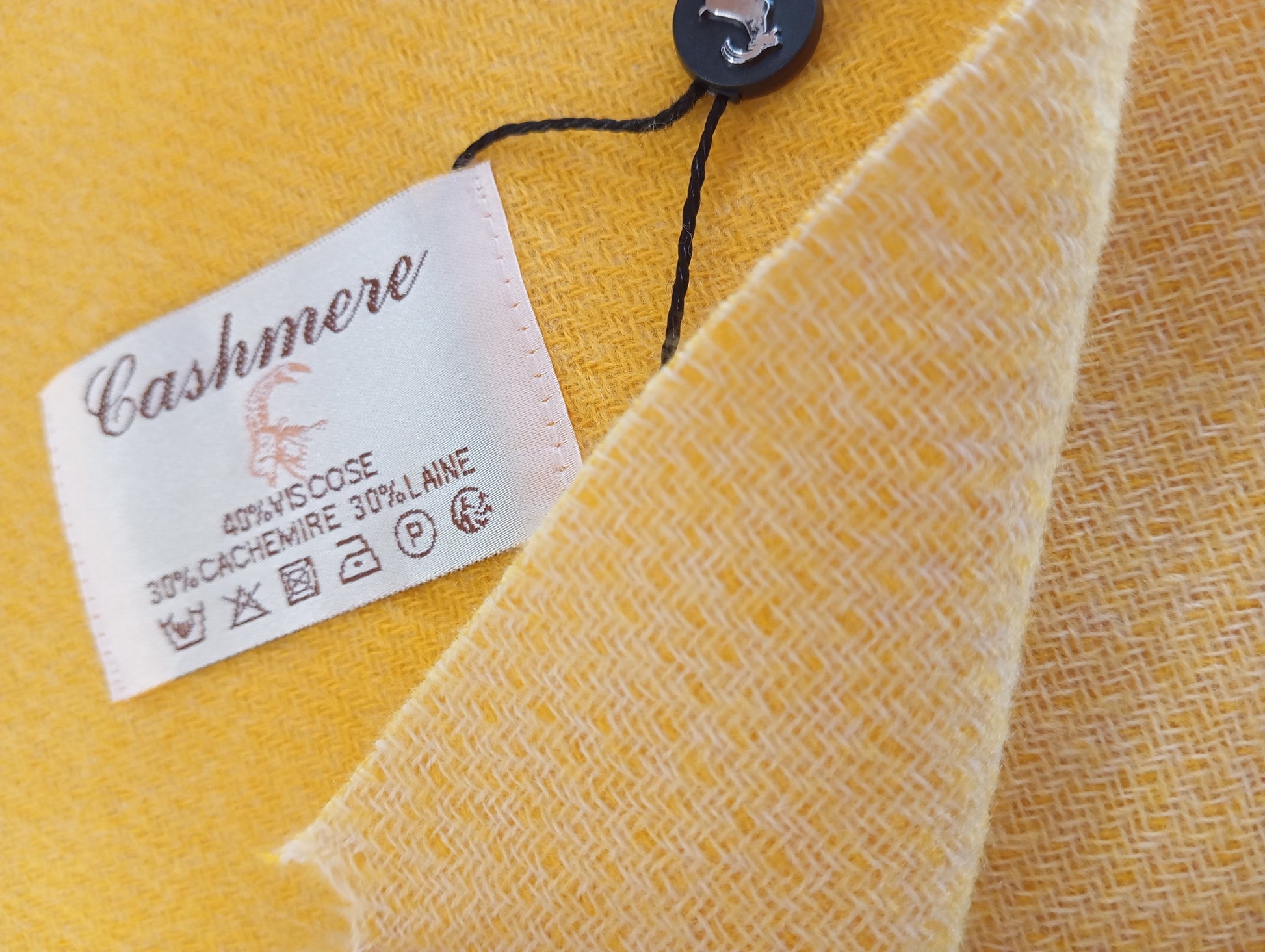 Détail de l'écharpe cachemire XXL réversible Jaune / Jaune clair, chaude et confortable, parfaite pour bureau et cérémonies | Paris Dressing
