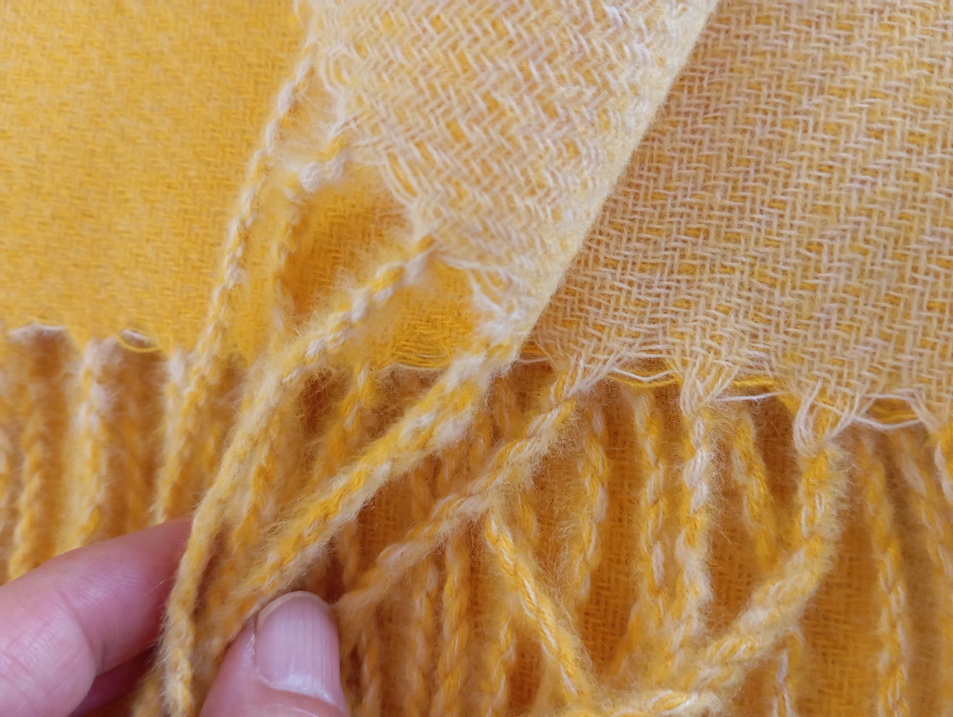 Gros plan de l'écharpe cachemire XXL réversible Jaune / Jaune clair, douce et élégante, pour femme & homme | Paris Dressing
