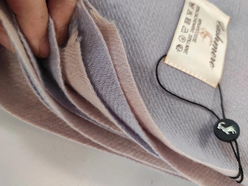 Détail de l'écharpe cachemire XXL réversible Lila / Rose, chaude et confortable, parfaite pour bureau et cérémonies | Paris Dressing
