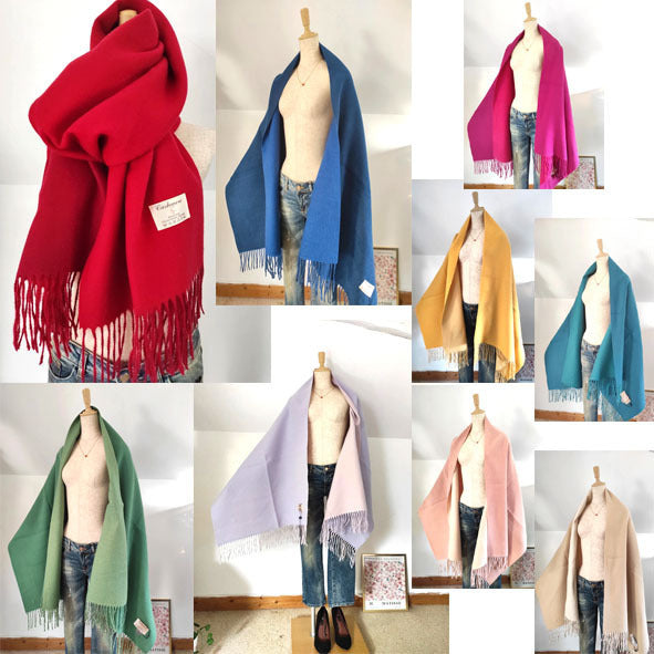 Echarpe cachemire XXL réversible pour femme & homme, 7 couleurs portées par mannequin : Olive, Jaune clair, Beige / Ecru, Prune / Cassis, Gris clair / Rose clair, Blue Paon / Vert, Beige clair, douce et chaude, idéale pour automne-hiver | Paris Dressing
