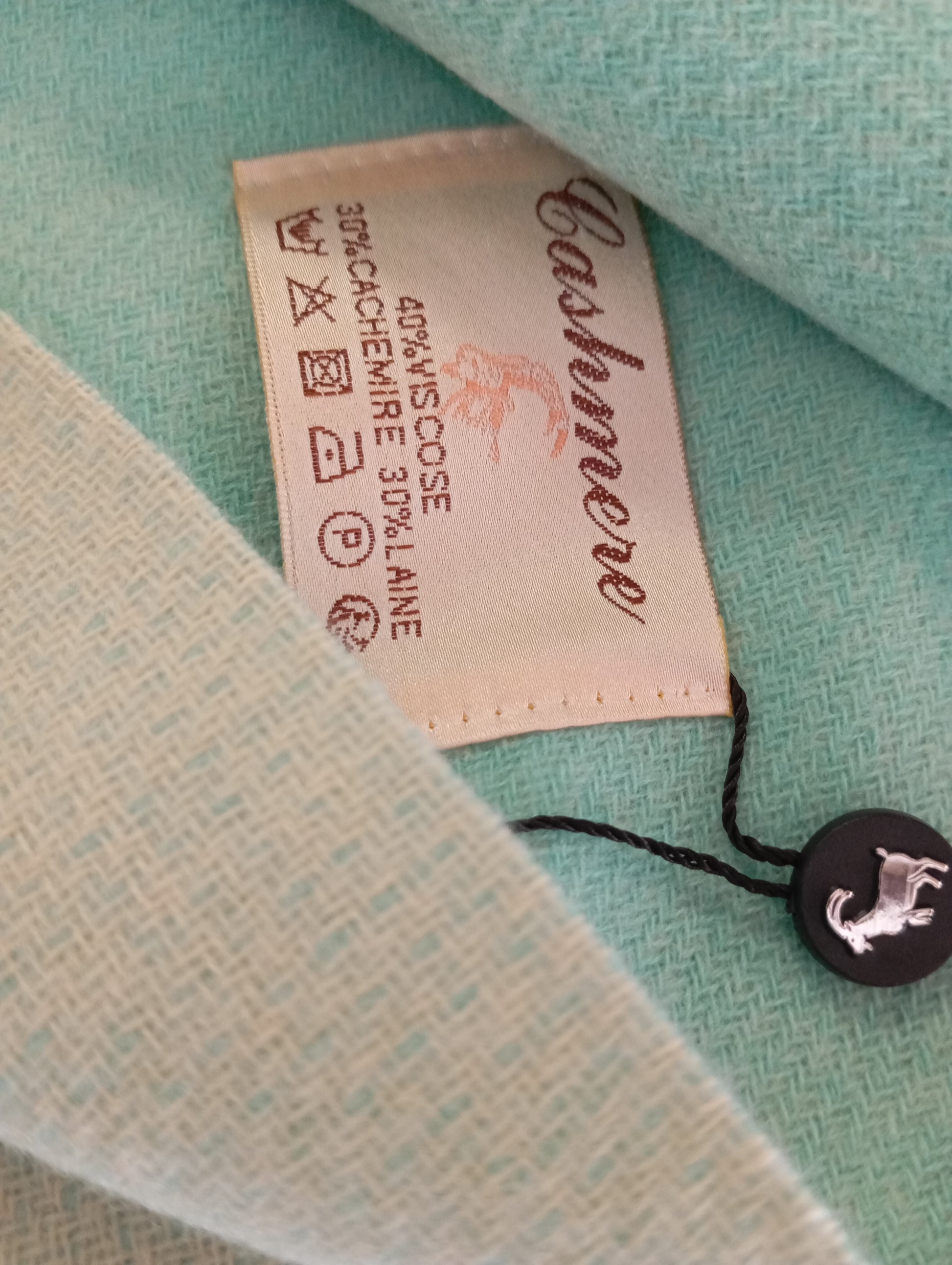 Détail de l'écharpe cachemire XXL réversible Mint / Ecru, chaude et confortable, parfaite pour bureau et cérémonies | Paris Dressing
