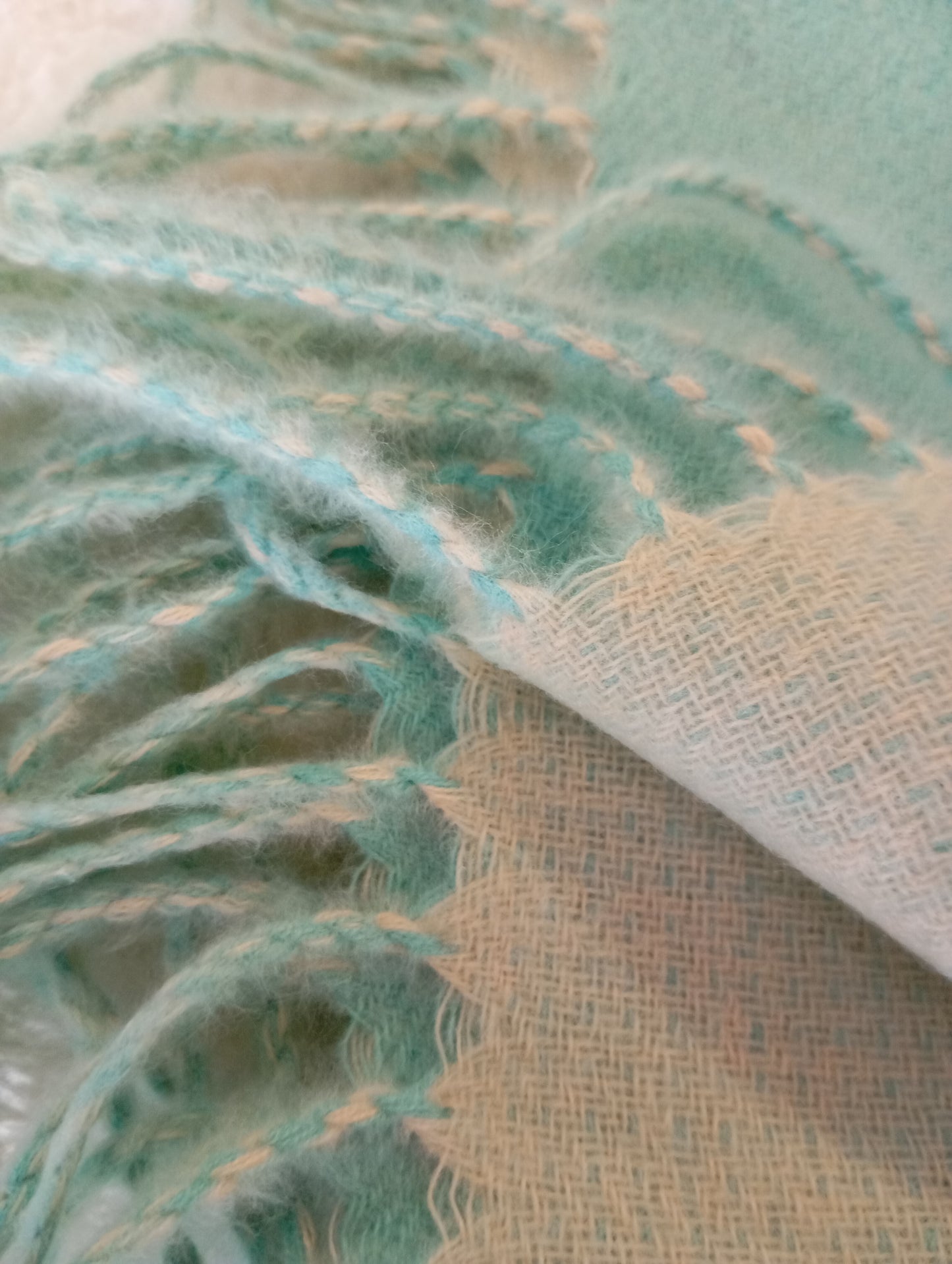 Gros plan de l'écharpe cachemire XXL réversible Mint / Ecru, douce et élégante, pour femme & homme | Paris Dressing
