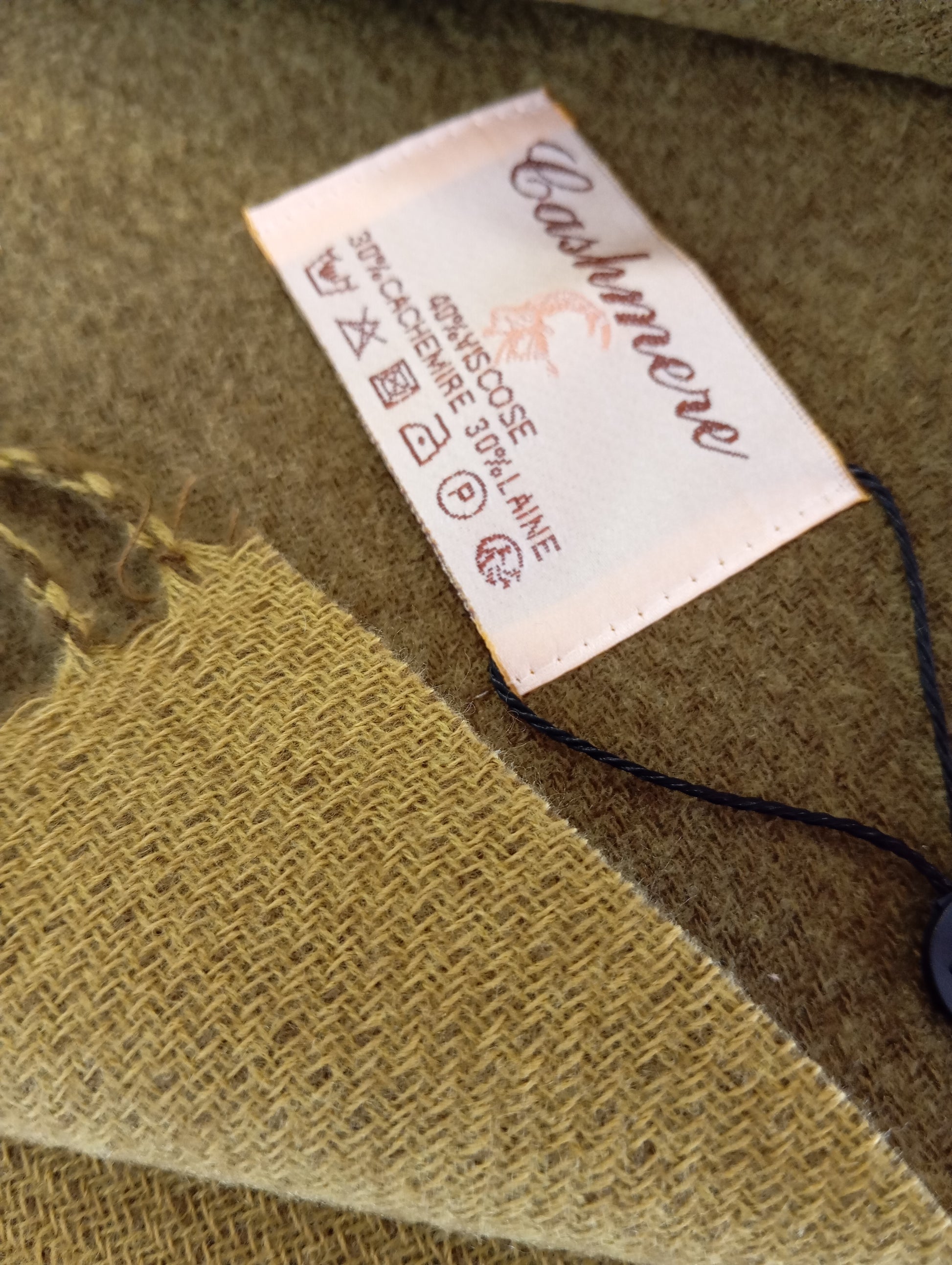 Détail de l'écharpe cachemire XXL réversible Olive / Thé vert, chaude et confortable, parfaite pour bureau et cérémonies | Paris Dressing
