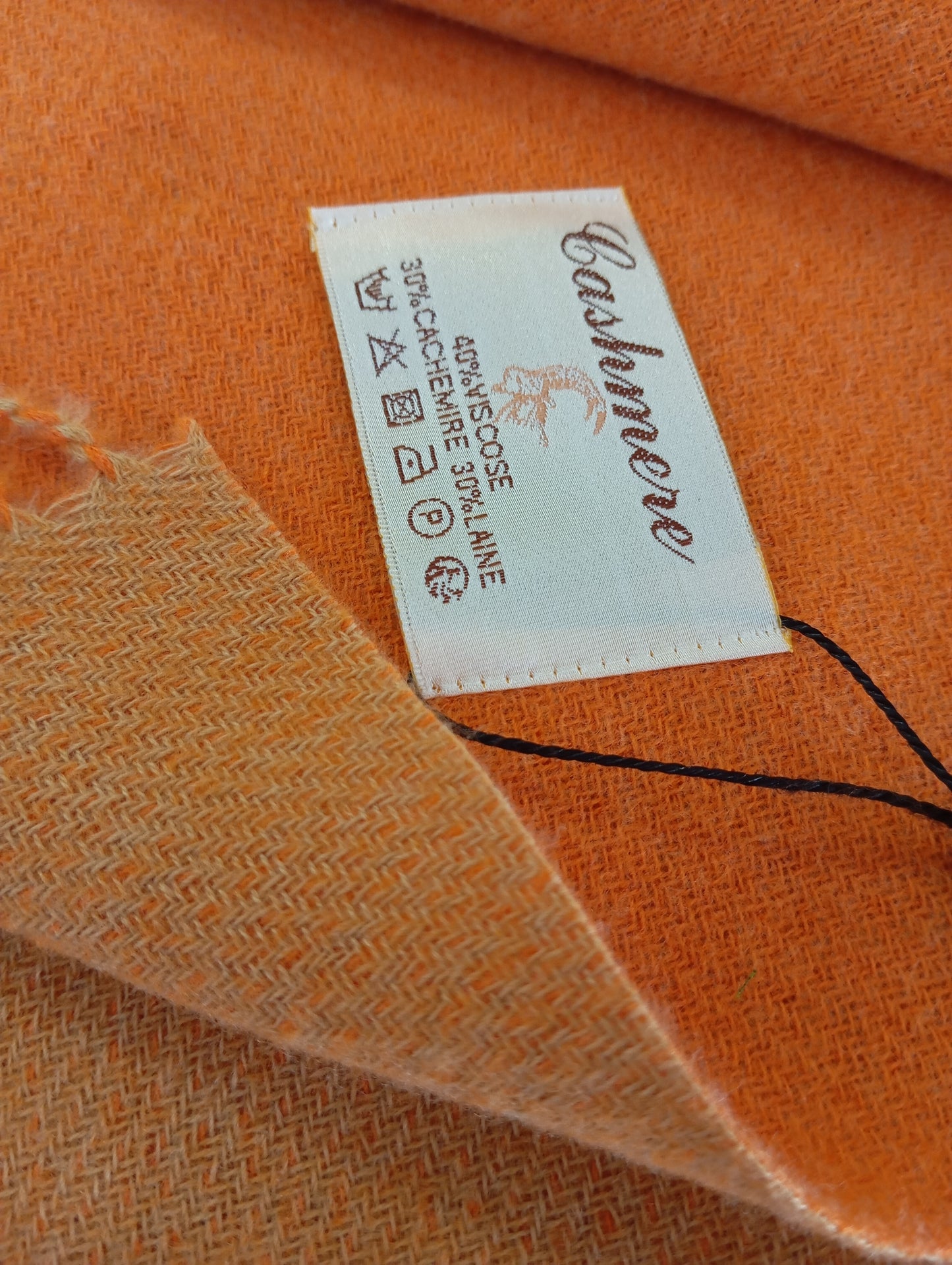 Détail de l'écharpe cachemire XXL réversible Orange / Orange clair, chaude et confortable, parfaite pour bureau et cérémonies | Paris Dressing
