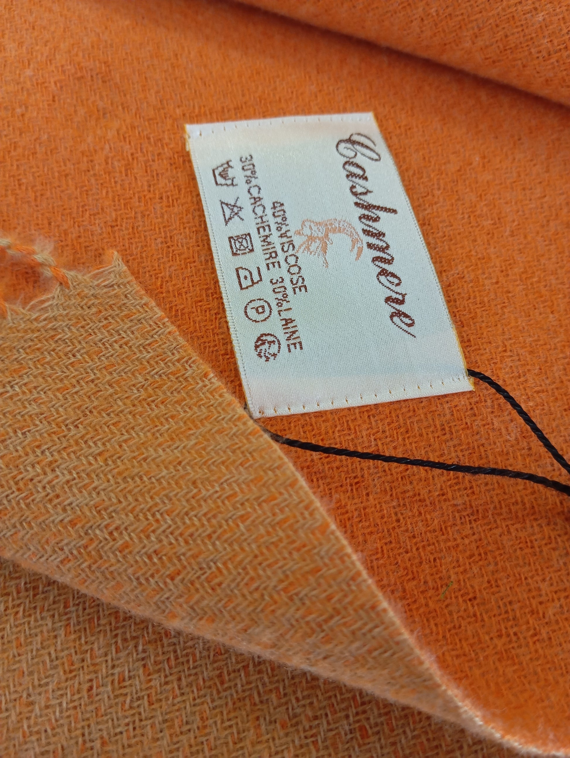 Détail de l'écharpe cachemire XXL réversible Orange / Orange clair, chaude et confortable, parfaite pour bureau et cérémonies | Paris Dressing
