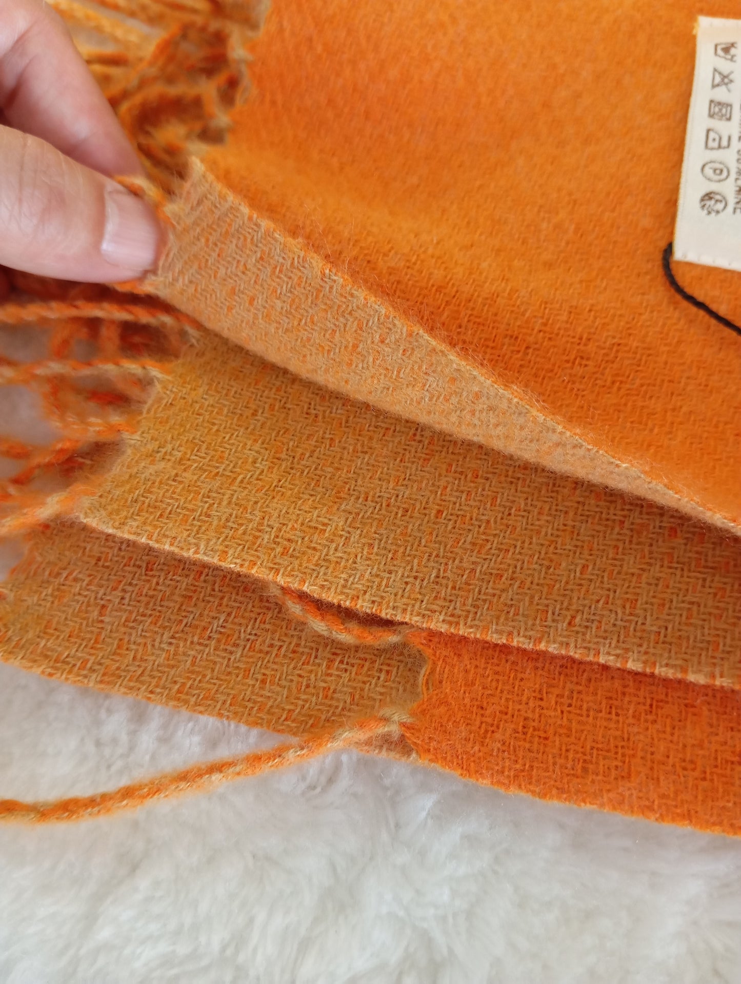 Gros plan de l'écharpe cachemire XXL réversible Orange / Orange clair, douce et élégante, pour femme & homme | Paris Dressing
