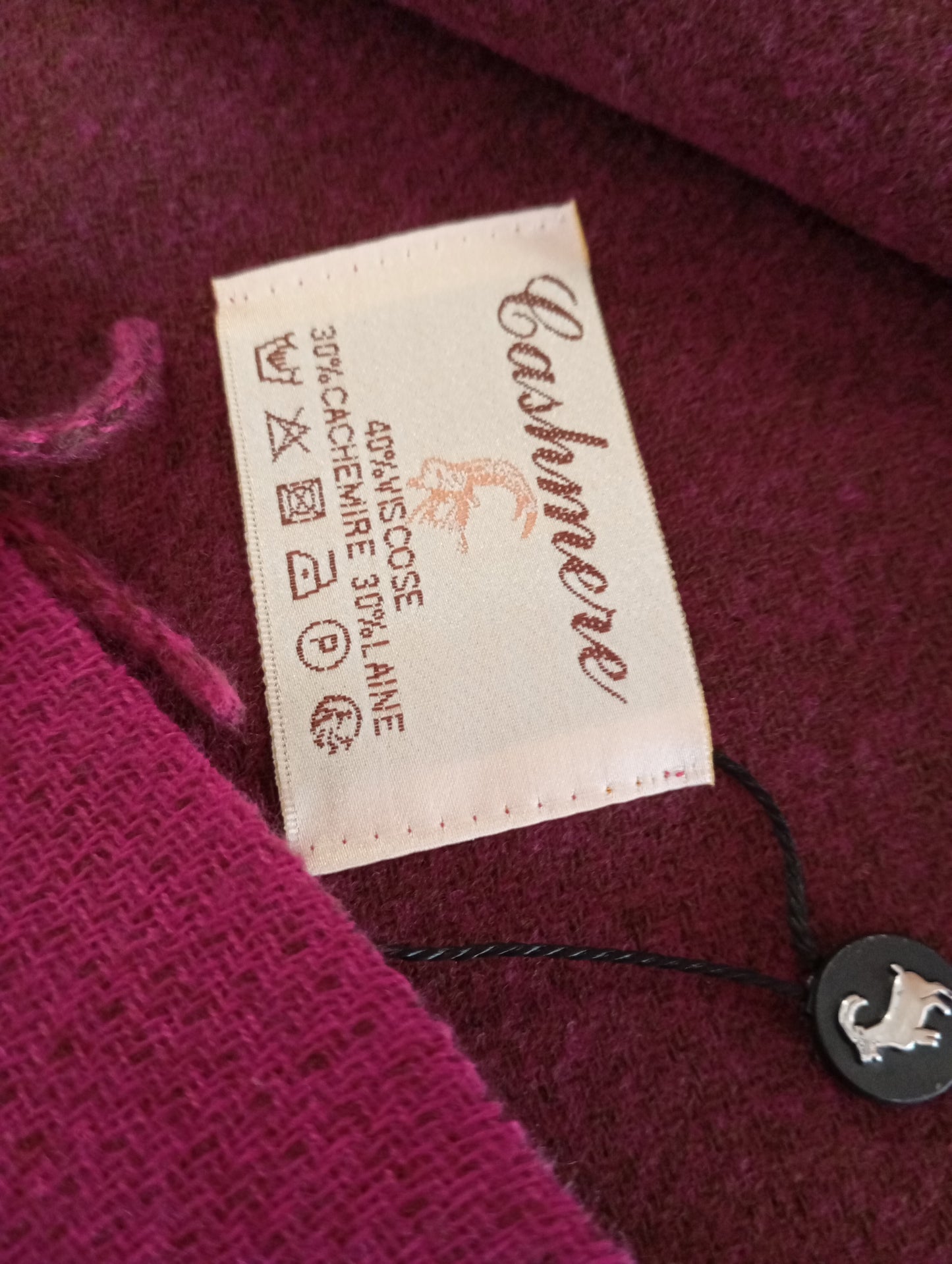 Détail de l'écharpe cachemire XXL réversible Prune / Cassis, chaude et confortable, parfaite pour bureau et cérémonies | Paris Dressing
