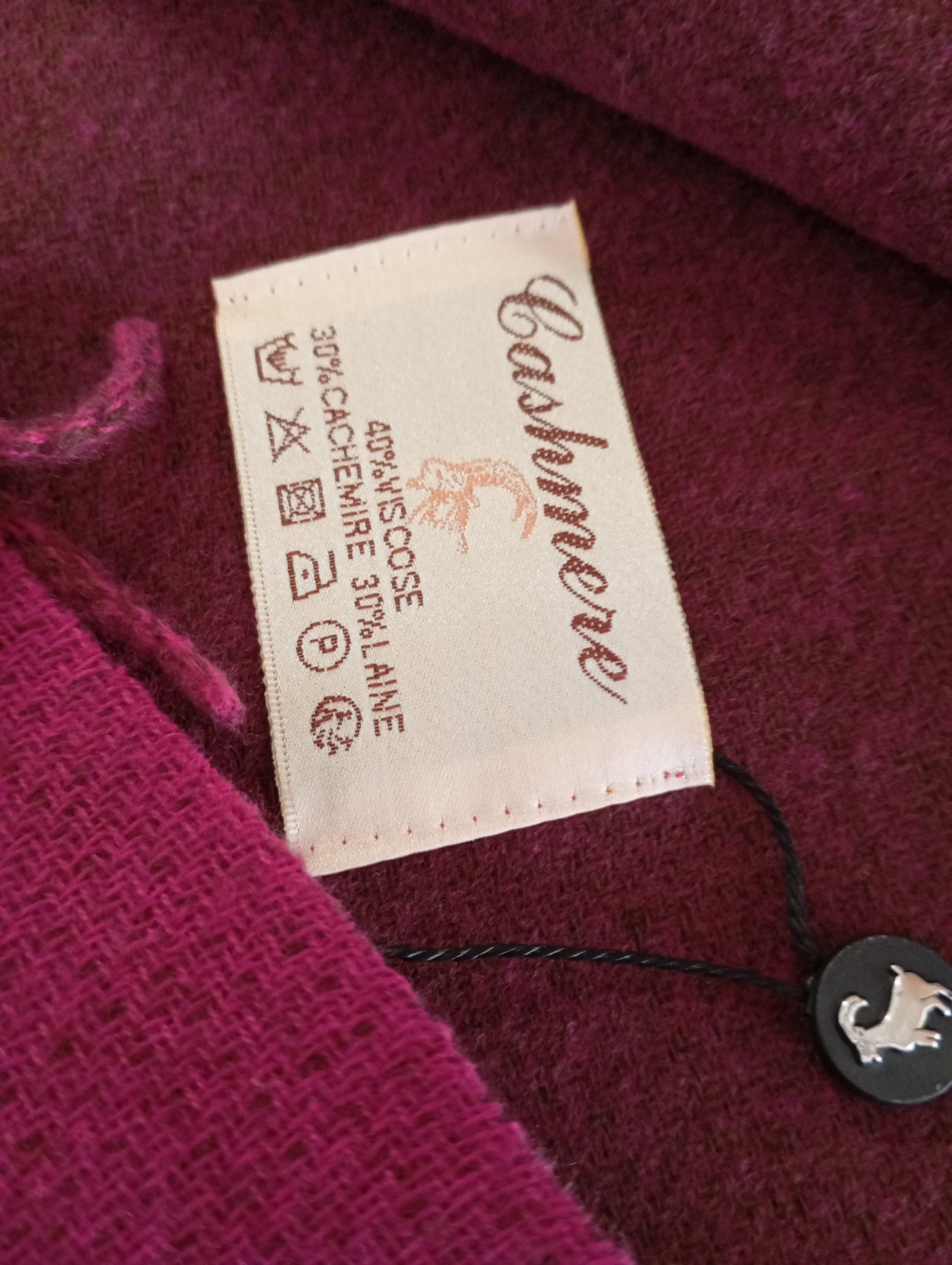 Détail de l'écharpe cachemire XXL réversible Prune / Cassis, chaude et confortable, parfaite pour bureau et cérémonies | Paris Dressing
