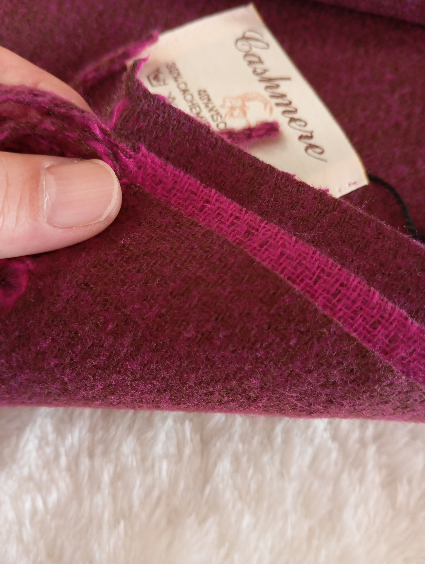 Gros plan de l'écharpe cachemire XXL réversible Prune / Cassis, douce et élégante, pour femme & homme | Paris Dressing
