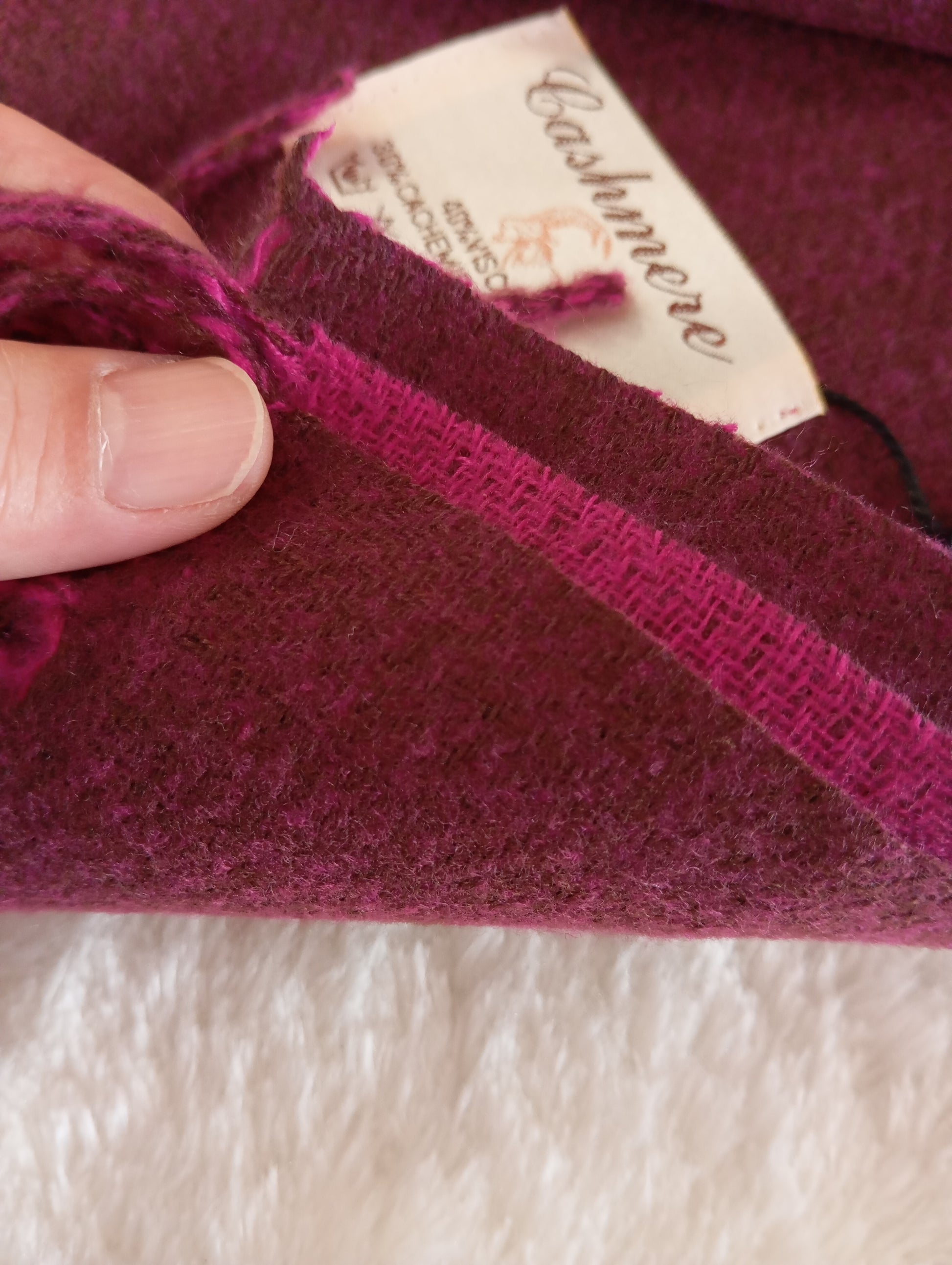 Gros plan de l'écharpe cachemire XXL réversible Prune / Cassis, douce et élégante, pour femme & homme | Paris Dressing
