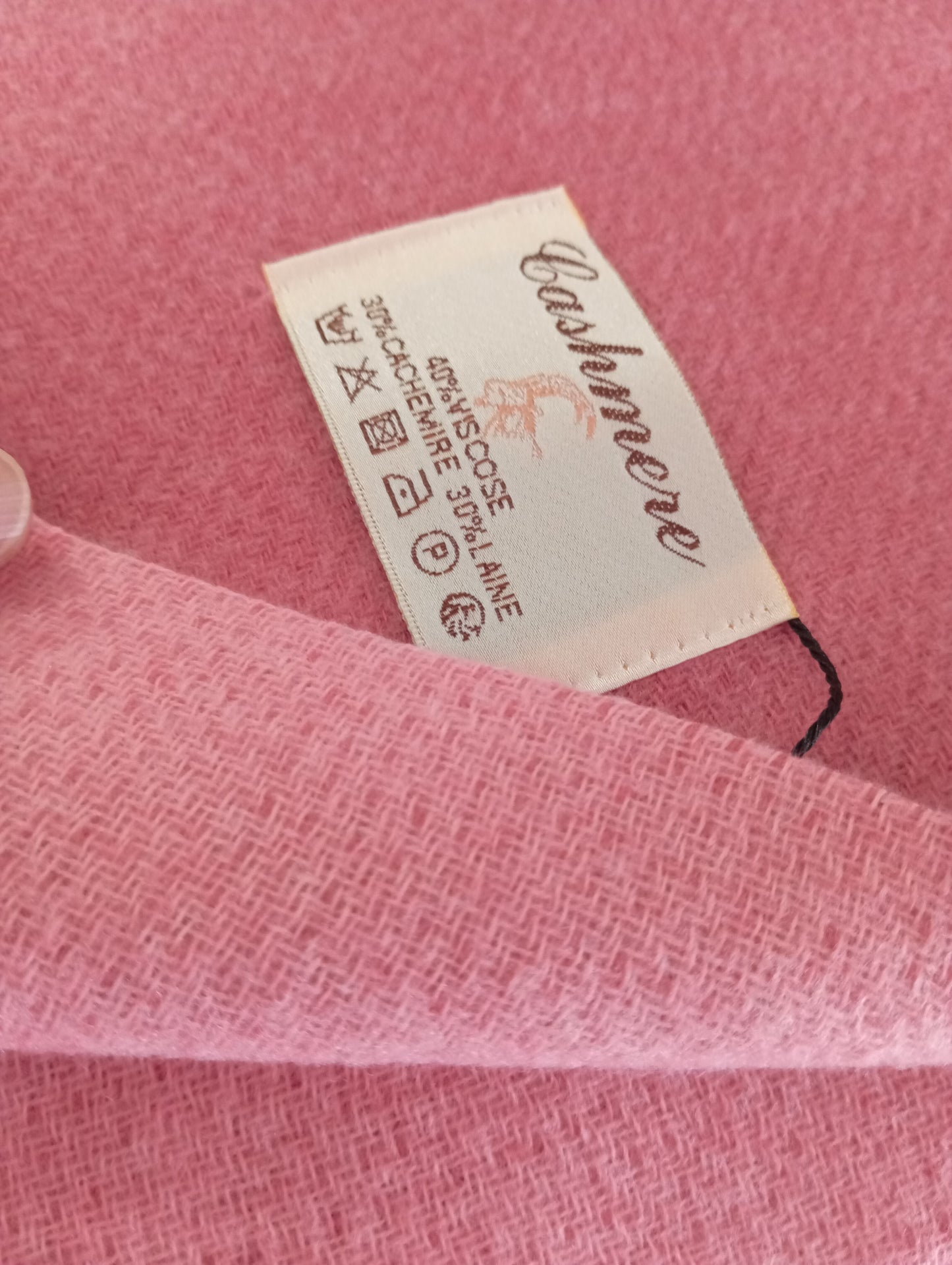 Détail de l'écharpe cachemire XXL réversible Rose Bonbon / Rose, chaude et confortable, parfaite pour bureau et cérémonies | Paris Dressing
