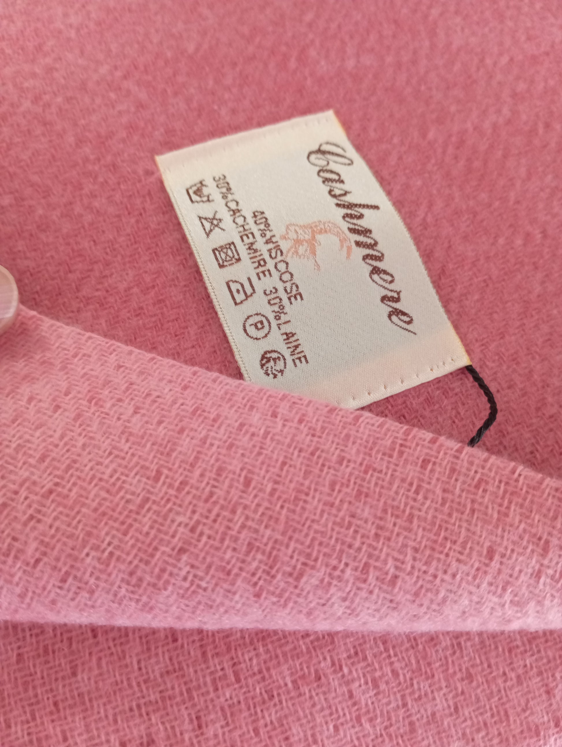 Détail de l'écharpe cachemire XXL réversible Rose Bonbon / Rose, chaude et confortable, parfaite pour bureau et cérémonies | Paris Dressing
