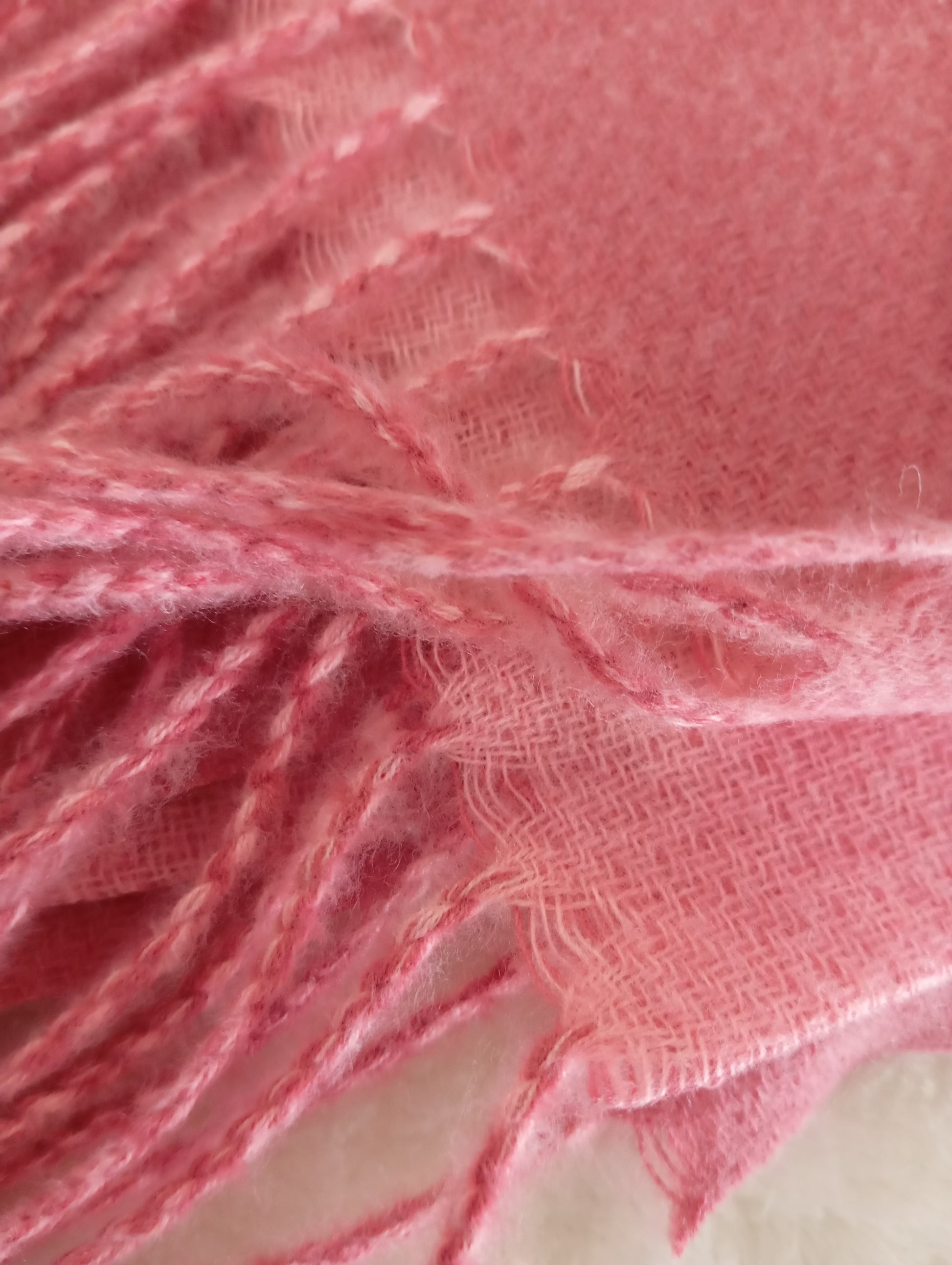 Gros plan de l'écharpe cachemire XXL réversible Rose Bonbon / Rose, douce et élégante, pour femme & homme | Paris Dressing
