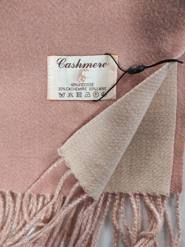 Détail de l'écharpe cachemire XXL réversible Rose / Ecru, chaude et confortable, parfaite pour bureau et cérémonies | Paris Dressing

