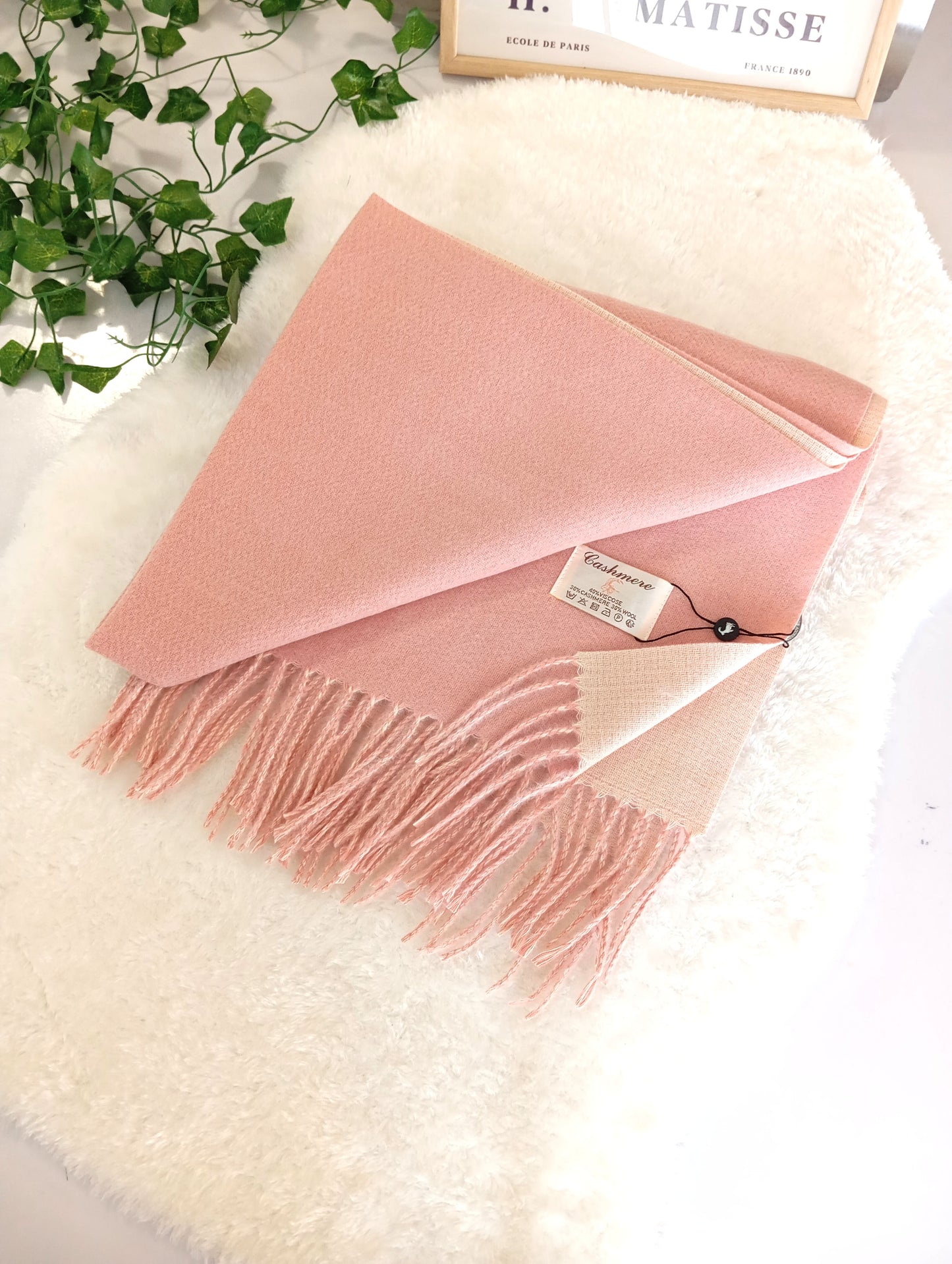 Gros plan de l'écharpe cachemire XXL réversible Rose / Ecru, douce et élégante, pour femme & homme | Paris Dressing

