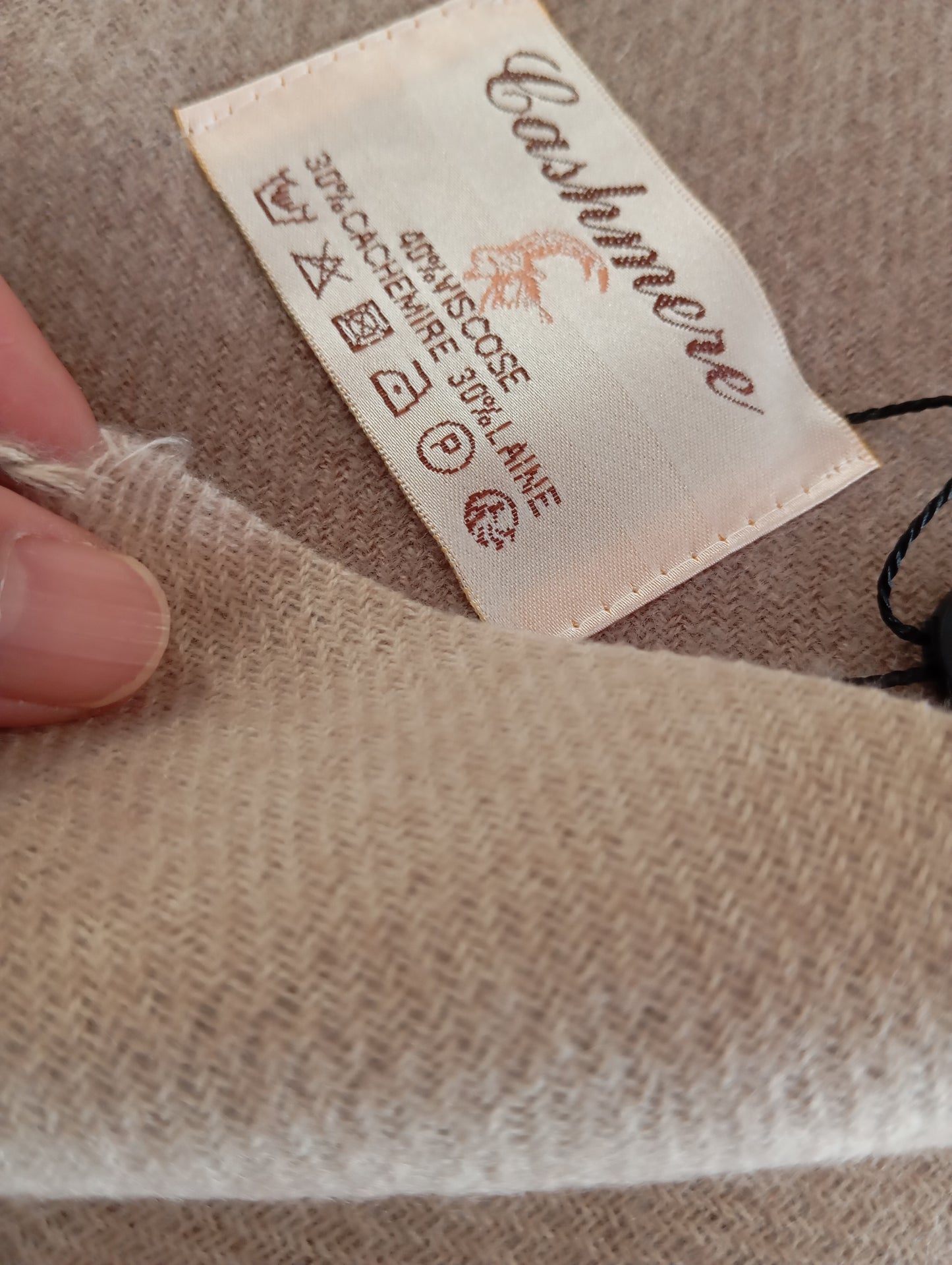 Détail de l'écharpe cachemire XXL réversible Taupe / Beige, chaude et confortable, parfaite pour bureau et cérémonies | Paris Dressing

