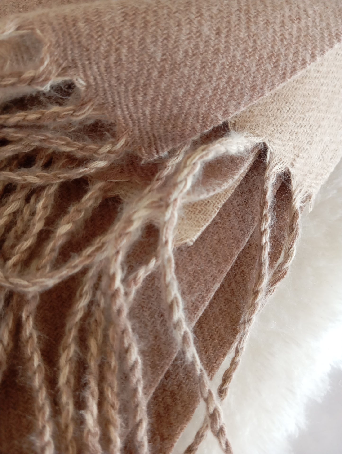 Gros plan de l'écharpe cachemire XXL réversible Taupe / Beige, douce et élégante, pour femme & homme | Paris Dressing
