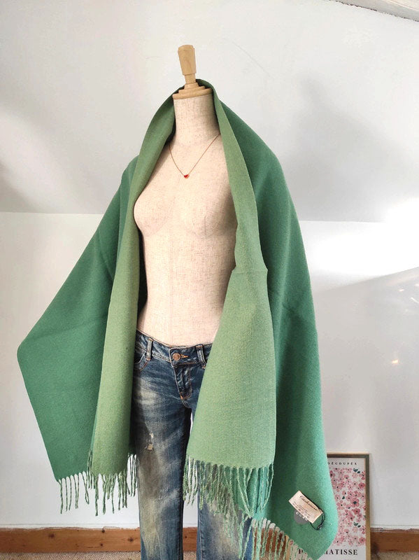 Détail de l'écharpe cachemire XXL réversible Vert / Vert clair, chaude et confortable, parfaite pour bureau et cérémonies | Paris Dressing
