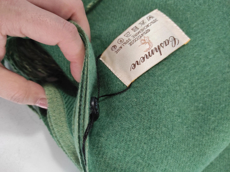 Gros plan de l'écharpe cachemire XXL réversible Vert / Vert clair, douce et élégante, pour femme & homme | Paris Dressing
