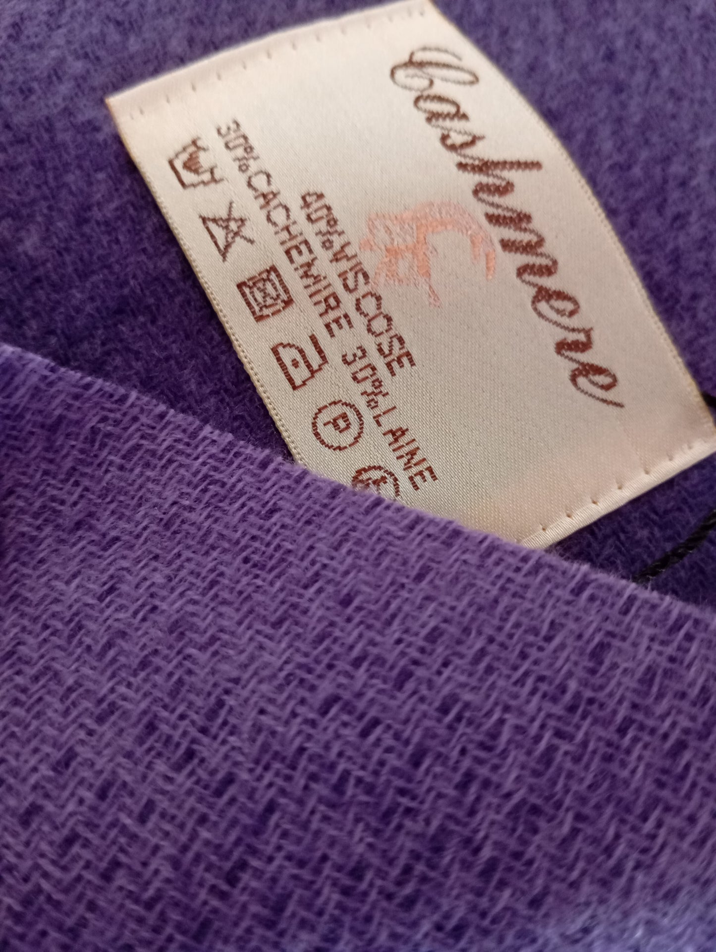 Détail de l'écharpe cachemire XXL réversible Violet Foncé / Violet clair, chaude et confortable, parfaite pour bureau et cérémonies | Paris Dressing
