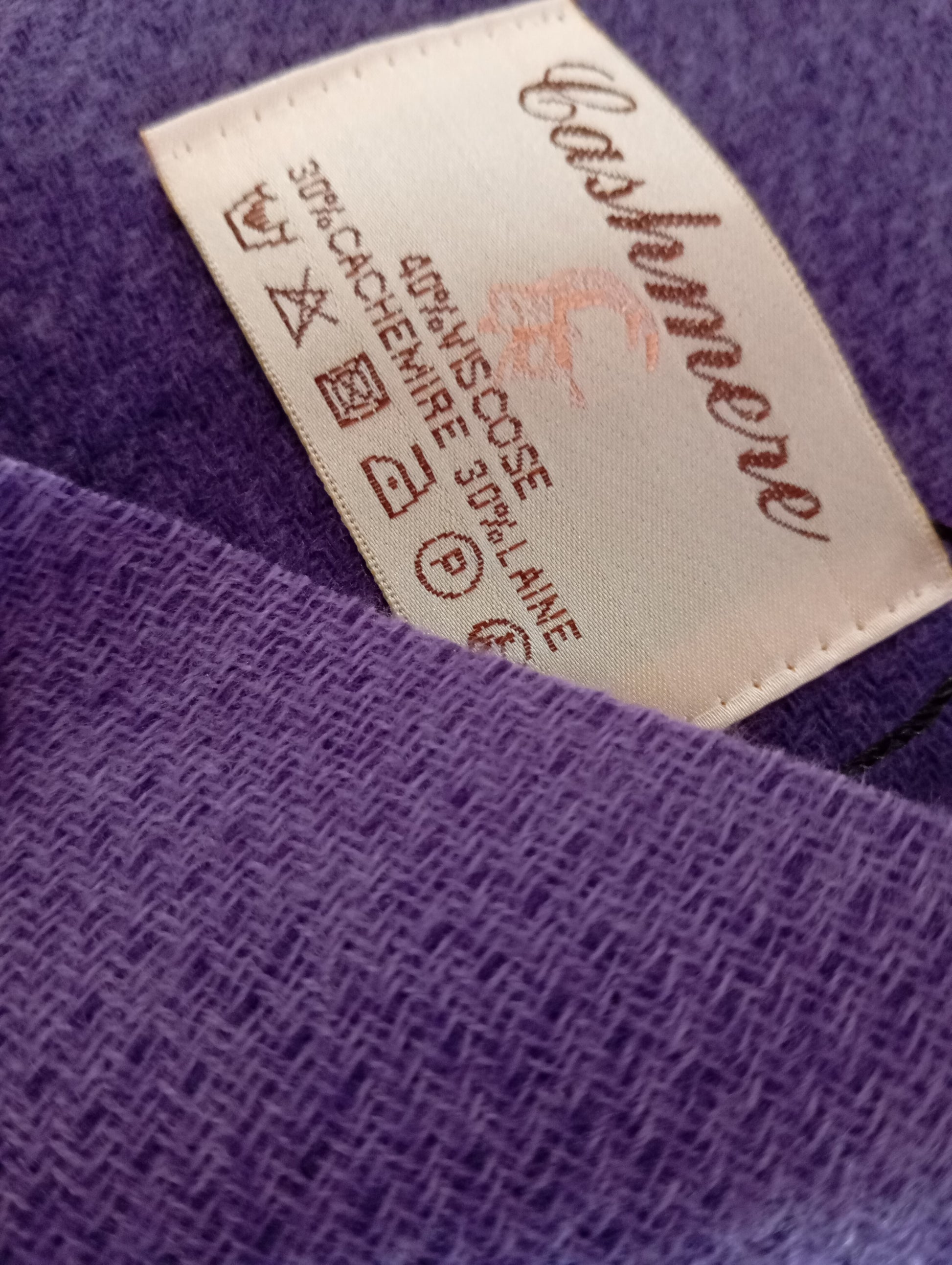 Détail de l'écharpe cachemire XXL réversible Violet Foncé / Violet clair, chaude et confortable, parfaite pour bureau et cérémonies | Paris Dressing

