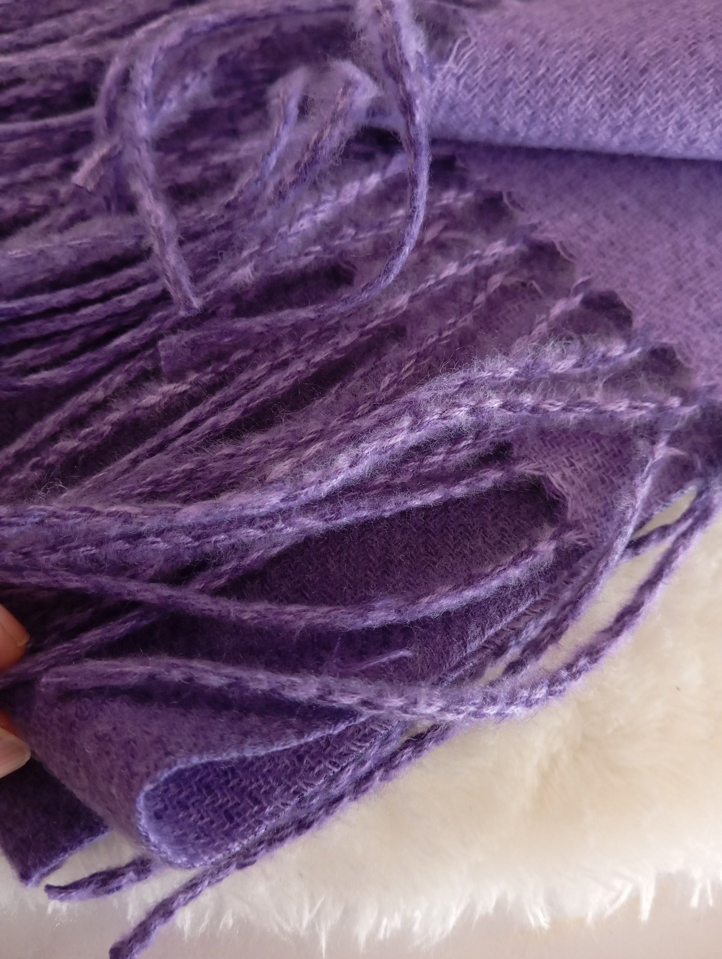 Gros plan de l'écharpe cachemire XXL réversible Violet Foncé / Violet clair, douce et élégante, pour femme & homme | Paris Dressing
